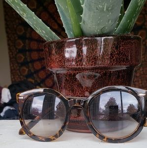 Leopard print sun glasses